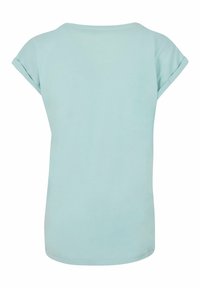 Lys blå kortærmet t-shirt med rund hals og rullede ærmer, lavet af blødt bomuldsstof, der har en glat tekstur og et enkelt design.