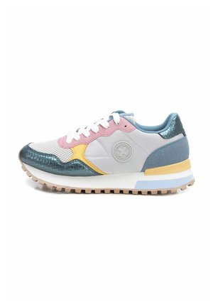 Sneakers basse - jeans