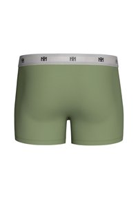 Boxers pour hommes vert olive avec une ceinture élastique gris clair présentant un motif répété de logo noir.