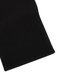 Tessuto nero dalla trama testurizzata con superficie liscia, caratterizzato da una leggera lucentezza. I bordi sono rifiniti con cura, mostrando una forma rettangolare.