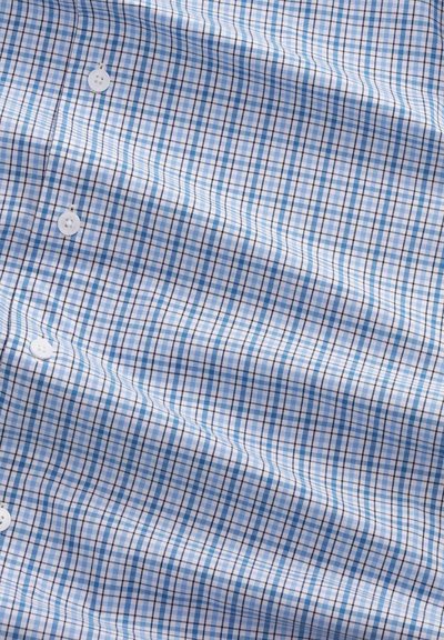 Tissu de chemise à carreaux bleu, blanc et noir avec des boutons blancs, montrant de légères rides et plis.