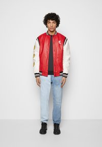 Karl Kani KARL KANI X SMILEY® COLLEGE JACKET - Casaco de pele sintética - red