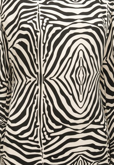 Αφηρημένο ασπρόμαυρο μοτίβο ρίγες ζέβρας σε ύφασμα, δημιουργώντας συμμετρικά, κυματιστά, οργανικά σχήματα με έντονες καμπύλες γραμμές.