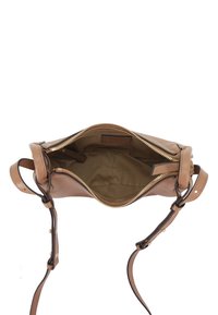 Hellbraune Leder-Crossbody-Tasche mit offenem Reißverschluss, die das leere, gefütterte Innere und verstellbare Tragegurte auf weißem Hintergrund zeigt.