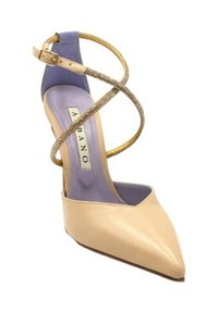 Scarpa con tacco alto beige, punta affusolata, finitura in pelle lucida e cinturini incrociati in oro e decorazioni luccicanti. Soletta di colore viola chiaro.