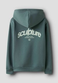Sweatshirt à capuche en tissu vert foncé avec une texture lisse. Possède un texte imprimé en blanc "sculpture" et "COLLECTIVE APPAREL EDITION" au dos.