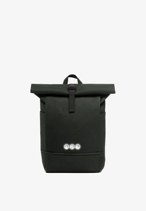 Schwarzer Rolltop-Rucksack mit vorderem Schnallenverschluss und drei kleinen weißen runden Symbolen in der Nähe der unteren Mitte.