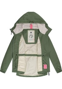 Giacca leggera verde con cappuccio, foderata in crema a contrasto, con cordoncino e un'etichetta rosa all'interno. Presenta diverse tasche interne.