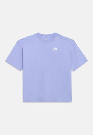 T-shirt Nike lavande à manches courtes avec col rond et petit logo Nike blanc sur le haut gauche de la poitrine.