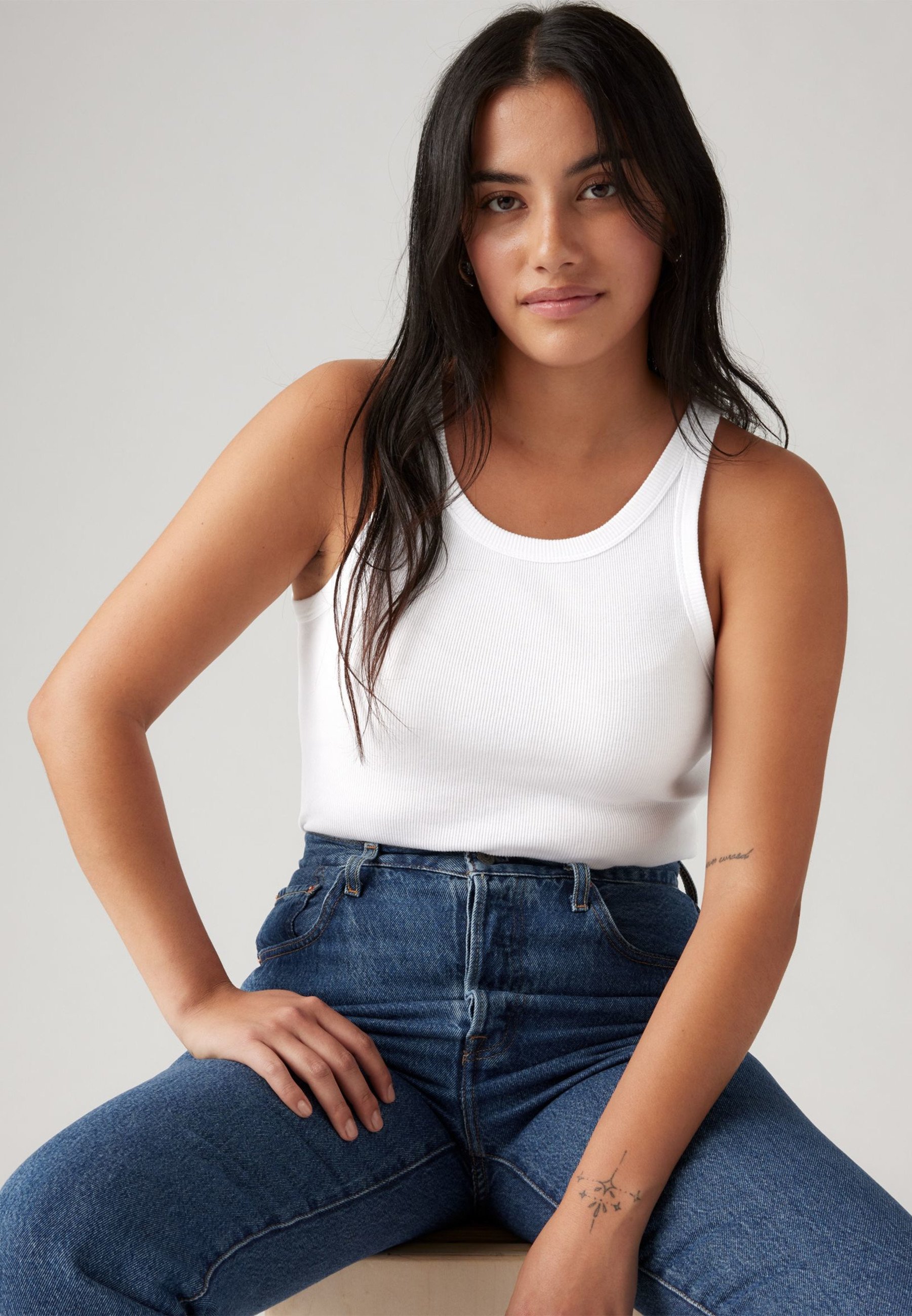 Camiseta Levi's ® Perfect V-Neck Tee Caviar de mujer