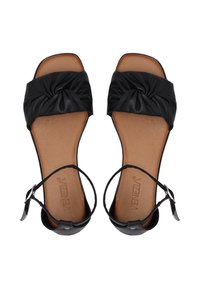 Zwarte leren platte sandalen met een gestrikt bovenwerk, open teen, gevoerd voetbed en enkelband met een zilveren gespdetail.