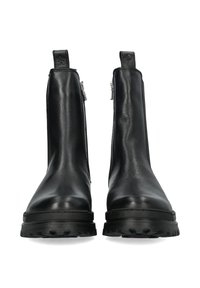 Stivaletti in pelle nera con una resistente suola in gomma, texture liscia, cerniere laterali e design a punta tonda.