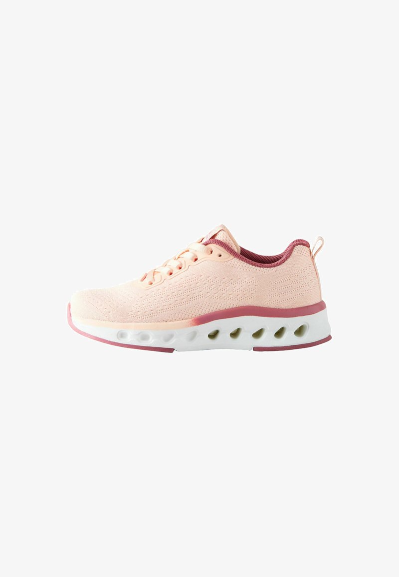 Baskets de sport rose clair avec dessus en maille, design à lacets, semelle blanche ventilée avec des trous et doublure intérieure rose foncé.