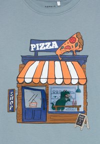 Cartoon pizzeria met een oranje en witte gestreepte luifel, open deur, dinosaurussilhouet in het raam en een bord met de tekst "Grootste verkoper is pizza."