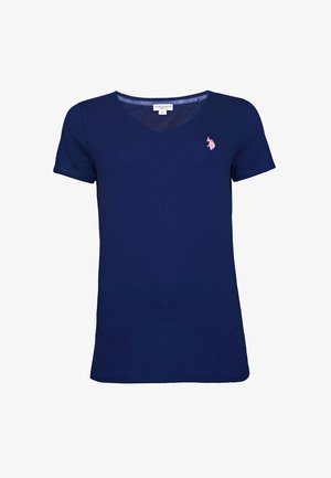Námořnicky modré tričko s krátkým rukávem a výstřihem do "V" s malým růžovým logem na levé straně hrudi a štítkem U.S. Polo Assn. na límci ve střední velikosti.