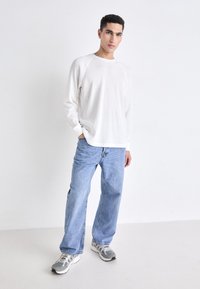 GAP WAFFLE CREW - Ilgarankovis viršutinės dalies drabužis - new off white