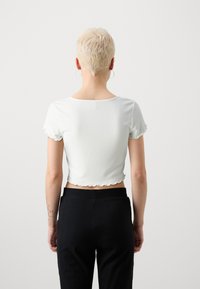 ONLY Petite ONLKIKA VNECK - Basic póló - cloud dancer