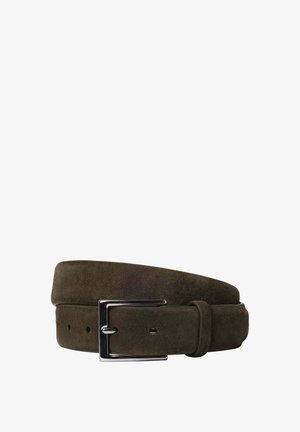 Ceinture en daim vert foncé avec une boucle rectangulaire de couleur argentée, plusieurs trous pour l'ajustement, et une texture lisse et douce.