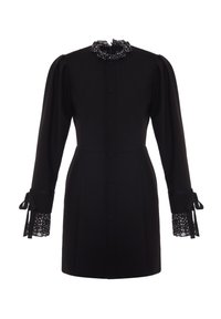 Robe noire à manches longues, avec des boutons à l'avant et un col à volants. Les poignets comportent une couche de dentelle avec un motif à pois et des accents en nœud.
