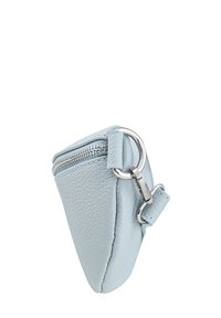 Pochette in pelle azzurro chiaro con superficie testurizzata, cerniera argentata e attacco ad anello metallico. Forma compatta e triangolare con dettaglio della tracolla.