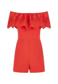 Romper rosso con spalla scoperta, colletto strutturato e arricciato, dettagli in pizzo a motivo, busto aderente e gambe corte.