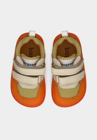 Πάνινα παπούτσια για μικρά παιδιά με πορτοκαλί σόλες, υφή ελιάς και διπλές μπεζ λουράκια με βέλκρο, από πάνω.