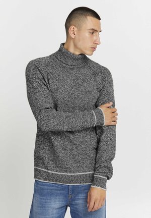 Grauer gestrickter Rollkragenpullover mit strukturiertem Muster, mit einem leicht taillierten Schnitt und kontrastierenden weißen Besätzen an den Bündchen und dem Saum.