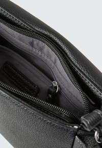 Clutch bag in pelle nera con finitura testurizzata; presenta una chiusura con zip e un interno foderato con tasche a sfogo e con zip.