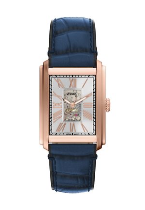 Zegarek Fossil w prostokątnej formie z różowym złotym wykończeniem, białą tarczą, niebieskim skórzanym paskiem oraz szkieletowym mechanizmem ujawniającym wewnętrzne mechanizmy.