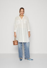 ONLY Carmakoma CARAPELDOORN SOLID V NECK SHIRT - Palaidinė - cloud dancer