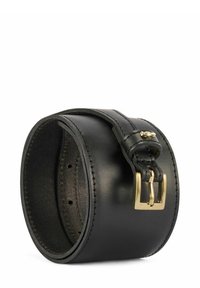 Czarny skórzany pasek o gładkim wykończeniu, z metalową klamrą w złotym odcieniu, pięcioma dziurkami do regulacji oraz przeszytymi brzegami dla dodatkowego wykończenia.