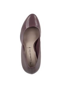 Burgundské lakované lodičky s kulatou špičkou, hladkým povrchem a minimálním šitím. Interiér zdobí květinový vzor na stélce.