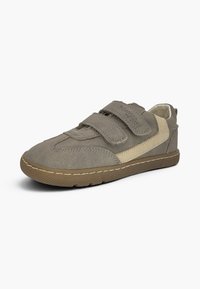 Baskets enfant en suède gris avec deux bandes Velcro, bande latérale beige, col rembourré et semelle en caoutchouc marron.