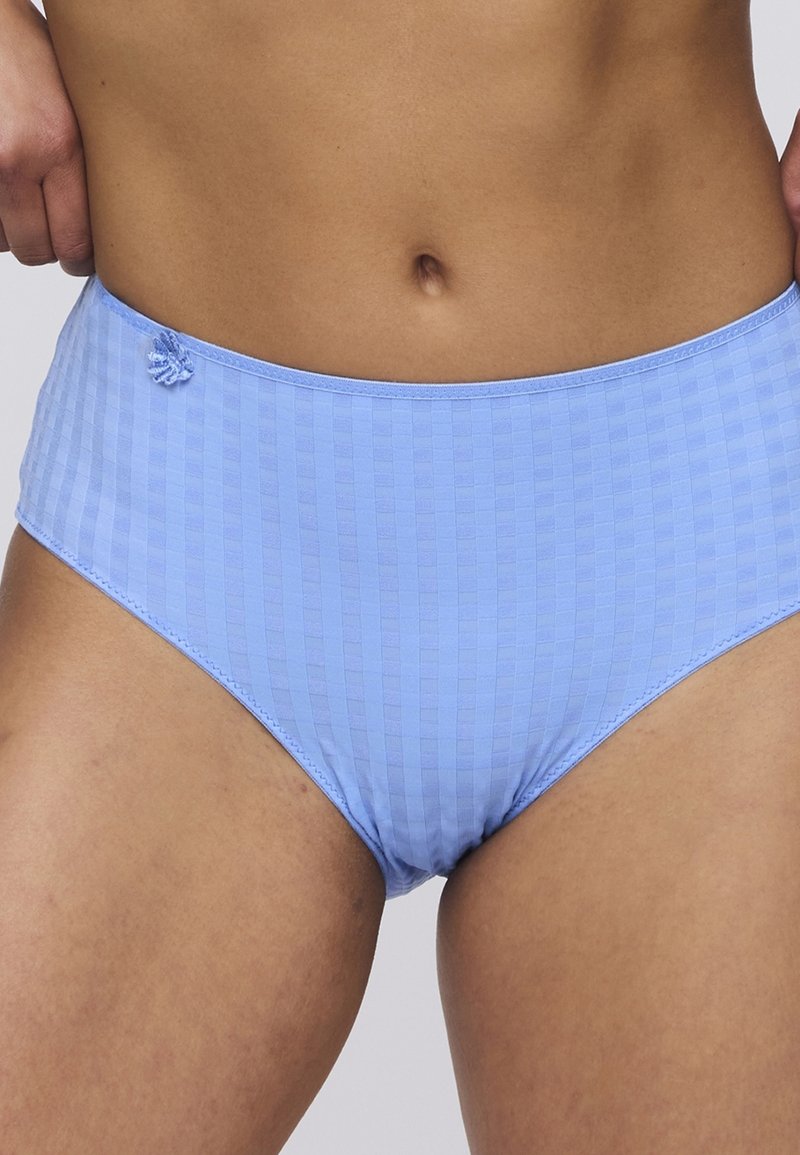 Perizoma a vita alta blu chiaro con un motivo a righe texturizzato e un dettaglio a fiocco decorativo sul lato anteriore sinistro.