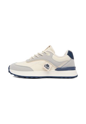 Beige og grå snøresneaker med marineblå sål og hælafslutning, med Kappa-logo på sidemærket.