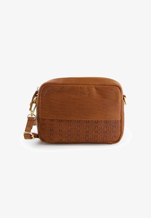 Bruine leren schoudertas met een textuurpatroon op de onderhelft, gouden hardware en een verstelbare schouderriem. Ritsluiting aan de bovenkant.