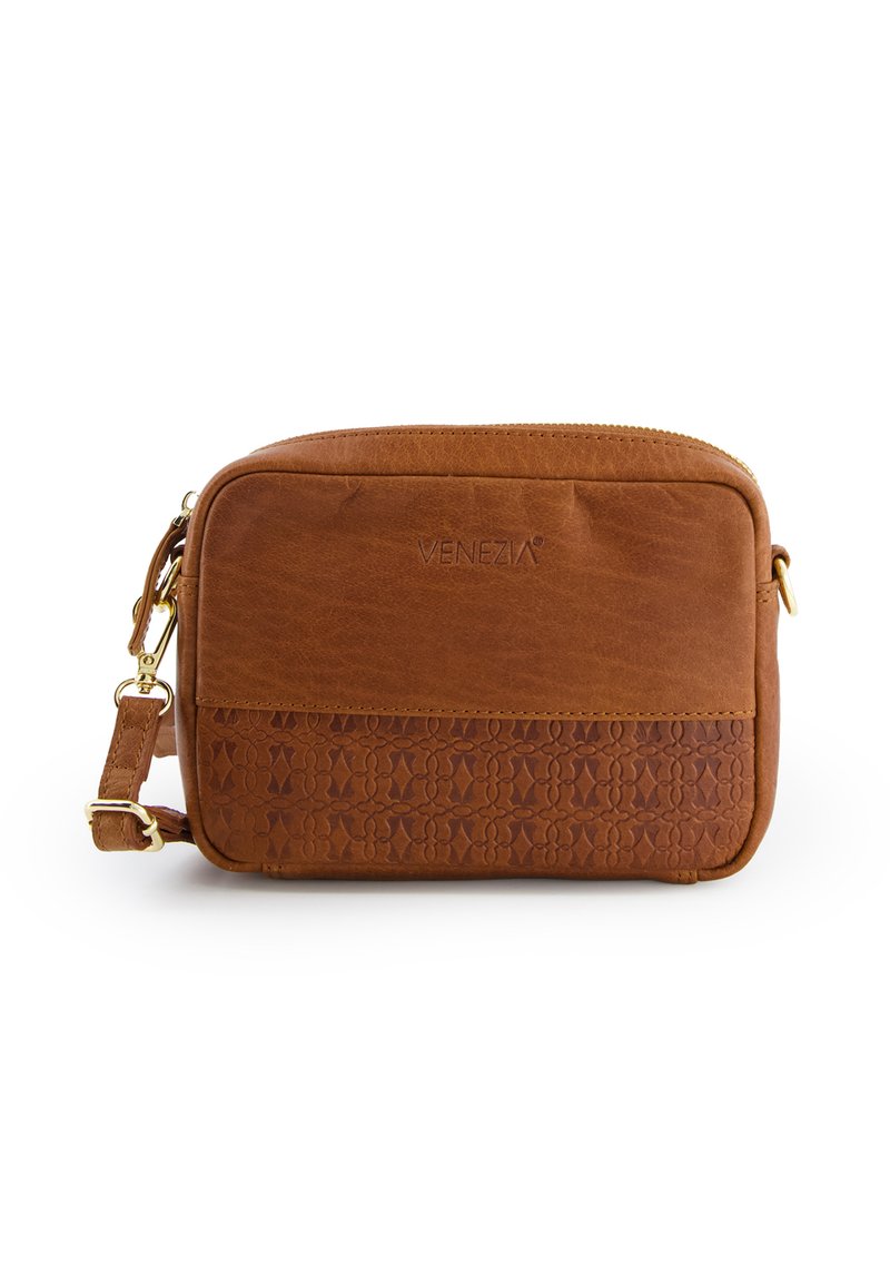 Brun læder crossbody taske med tekstureret mønster i den nederste halvdel, guld hardware og justerbar rem. Lynlåslukning i toppen.