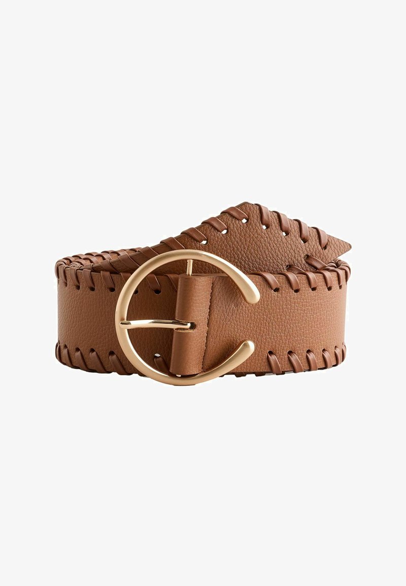 Ceinture en cuir marron avec surface texturée, bords surpiqués, et une grande boucle circulaire mate en or.