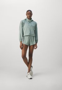 Girlfriend Collective TRAIL - Pantalón corto de deporte - chinoiserie