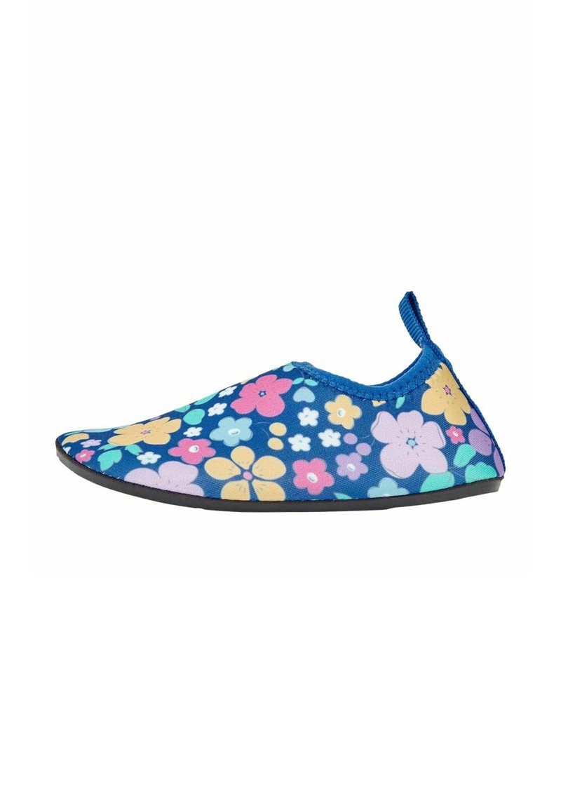 Slip-on schoen met bloemenpatroon op een blauwe achtergrond, versierd met roze, gele en groene bloemen. Flexibele rubberen zool en stoffen bovenwerk.