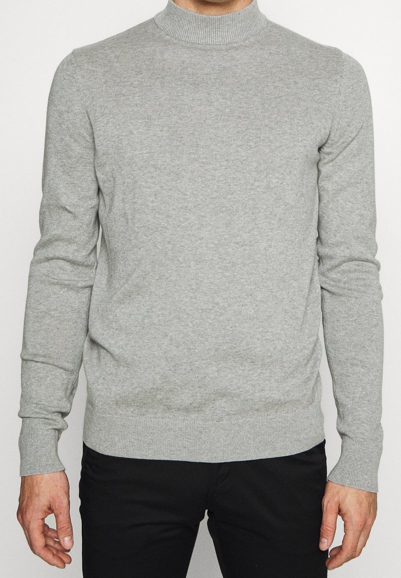 Grau Sweater mit Rollkragen aus weichem Strickstoff, mit langen Ärmeln sowie gerippten Bündchen und Saum. Einfach, einfarbig ohne Muster.