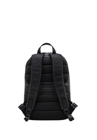 Sac à dos noir avec un dos en filet rembourré, des bretelles réglables et une poignée supérieure. Présente une texture lisse et un design minimaliste avec des accents subtils.