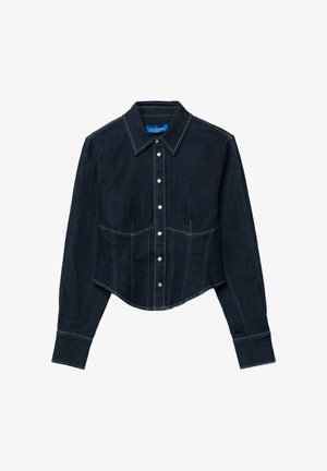 Tmavomodrá džínsová košeľa s dlhými rukávmi, špicatým golierom, prednými patentkami, viditeľným prešívaním a mierne skráteným, priliehavým strihom v páse.