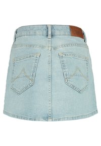 Falda de mezclilla de color azul claro con cintura alta, que presenta dos bolsillos traseros con solapas puntiagudas y un parche de cuero marrón claro de la marca en la cintura.