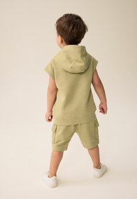 Next SHORT SLEEVE SET - REGULAR FIT - Pulover s kapuco - khaki green