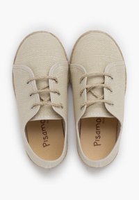 Beige plátěné boty s šněrováním, s texturovaným povrchem, kulatou špičkou a přírodní barvou vnitřní stélky s viditelným brandingem.