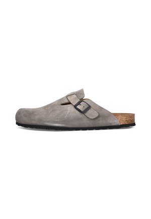 Grauer Wildleder-Slipper-Clog mit verstellbarem Schnallenriemen, Korkfußbett und schwarzer strukturierter Sohle, seitlich auf weißem Hintergrund gezeigt.