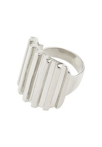 Anello in tono argento con una fascia ampia e un design scanalato e testurizzato, caratterizzato da sezioni piatte e sollevate alternate per un effetto visivo interessante.