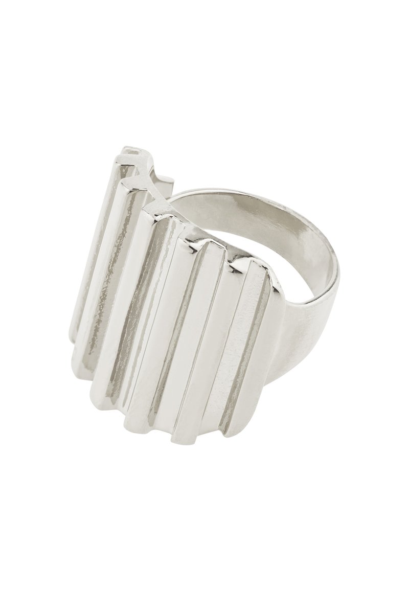 Anillo en tono plateado con una banda ancha y un diseño estriado y texturizado que presenta secciones planas y elevadas alternando para generar interés visual.