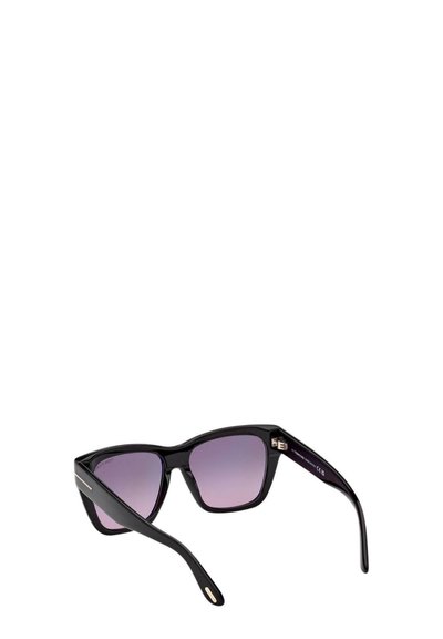 Lunettes de soleil rectangulaires noires avec des verres à dégradé violet, monture brillante et branches légèrement incurvées, vues en angle depuis l'arrière.